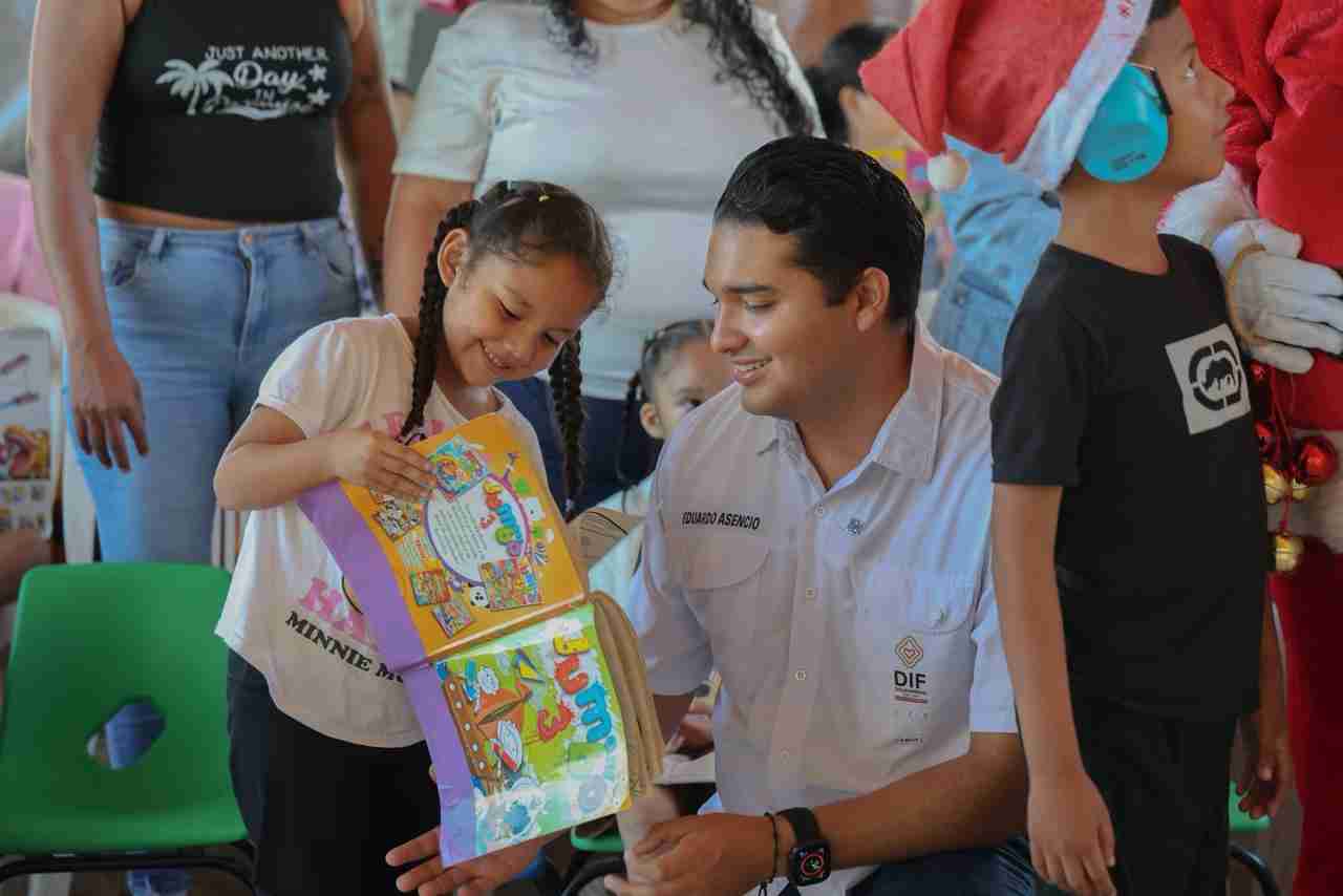 Eduardo Asencio celebra posada navideña para niñas y niños del CRIM en Playa del Carmen